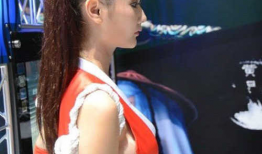 男摸女胸视频,男子公然抚摸女子胸部，引发社会热议